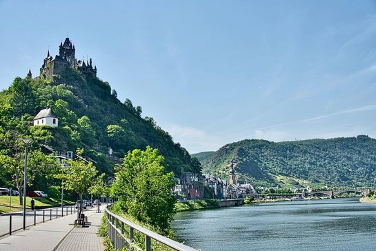 Blick auf die Reichsburg Cochem und die Mosel Fachliche und wissenschaftliche Unterstützung bei der Erstellung des Klimaanpassungskonzepts für den Landkreis Cochem-Zell